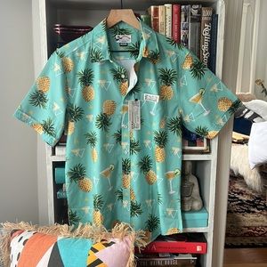 Hawaiian Shirt with pineapple pattern